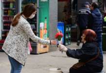 Скопјани „маскирани“ низ улиците на главниот град