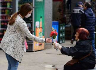 Скопјани „маскирани“ низ улиците на главниот град