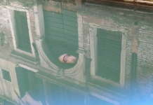 Медуза ги посети чистите канали на Венеција